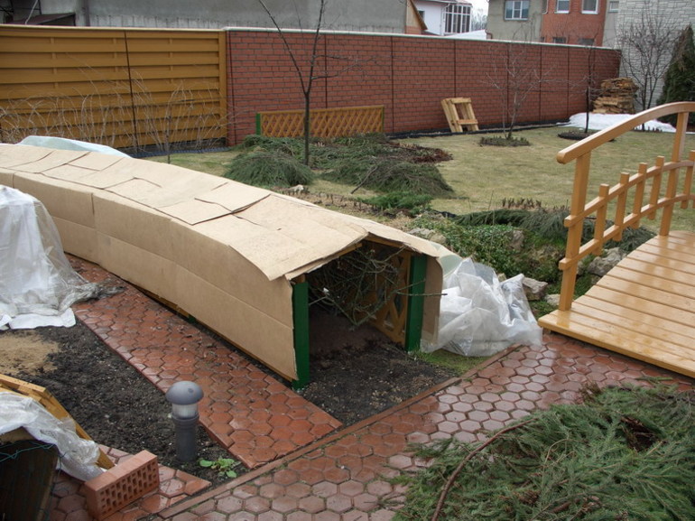 Монтаж на щитове за катерещи рози