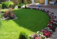 цветни лехи, чиито форми определят външния вид на целия парцел