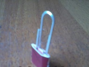 švelniai įdėkite popieriaus spaustuką į gautą „brošiūrą“