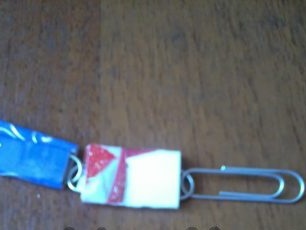 kitas sąvaržėlė uždedamas ant pirmojo užuolaidos elemento, o ant jos - sulenkta atviruko juostelė