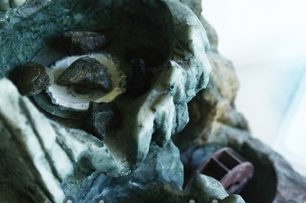 2. Đặt đá vào hốc nước nhà