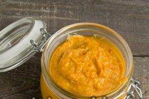 cho trứng cá muối vào bình