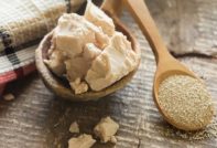 Мая на масата