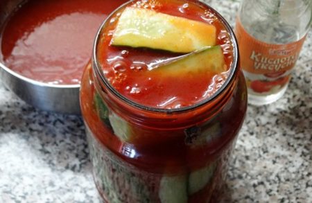 Краставици в доматена паста