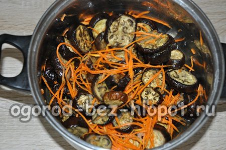 pouring vegetables marinade