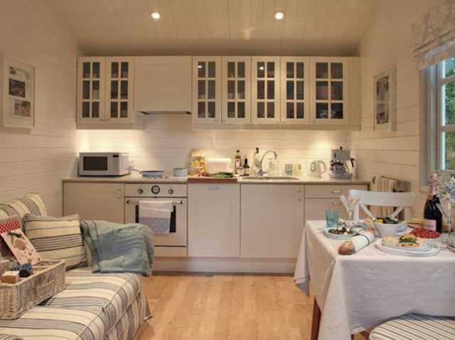 Кухня в светли цветове.