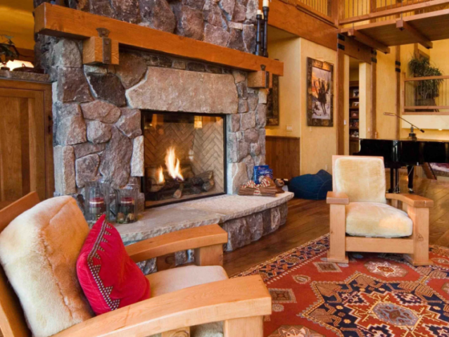 Камина в хола