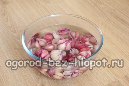 Слагам обеления чесън в дълбока купа и го заливам с вряла вода