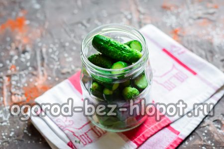 Dưa chuột trong một cái lọ