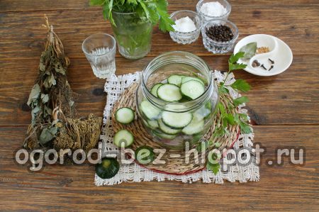 Добавете кръгчета краставица