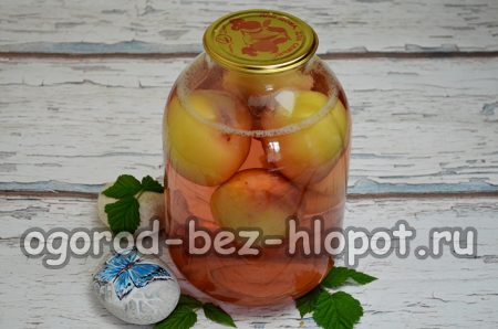 Изсипете сироп в буркана