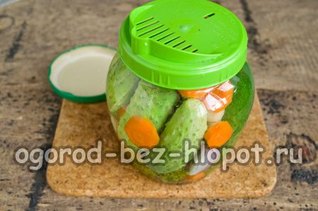 יוצקים מים רותחים