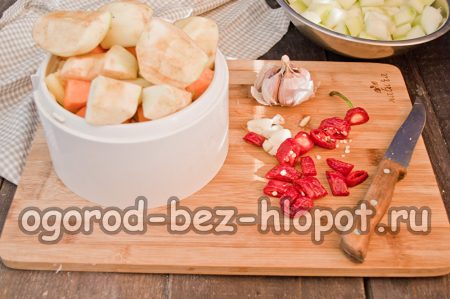 добавете чесън и чили