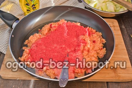 добавете доматено пюре