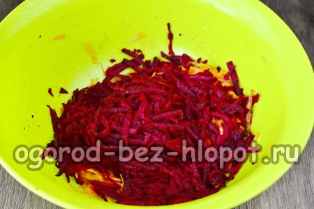 добавете настърганото цвекло