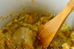 добавете захарта и маслото и солта към пюрето