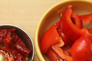 prepare pepper and garlic