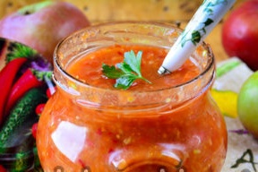 adjika met appels, tomaten, wortelen en paprika's