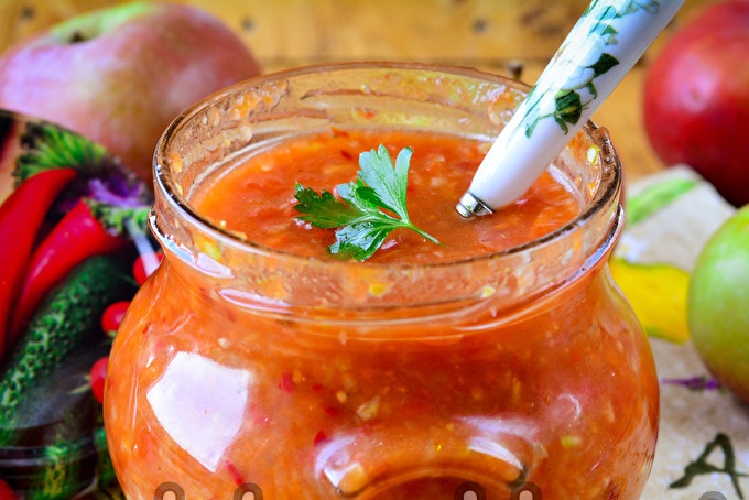 adjika met appels, tomaten, wortelen en paprika's