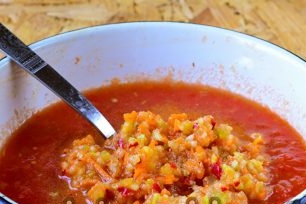 maal wortelen, paprika's, appels, chili en knoflook in een vleesmolen