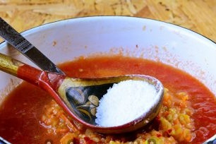 voeg zout en kristalsuiker toe aan adjika