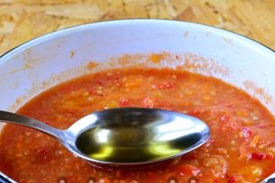 giet olie en zet het in een vuur