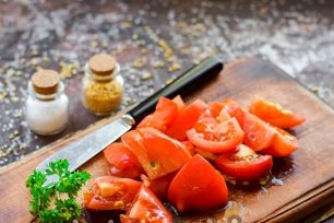 нарязваме доматите