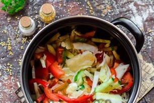 сложете зеленчуци в тиган