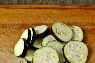 нарежете патладжана на кръгчета