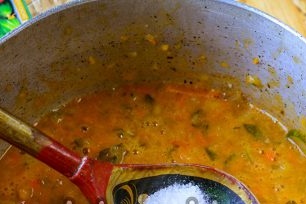 добавете сол, захар и доведете зеленчуковата маса до кипене