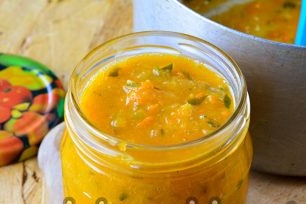 сложете хайвер в подготвени консерви