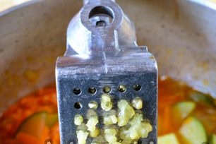 добавете чесън