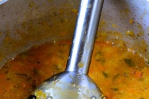 разбийте зеленчуците с пасатор