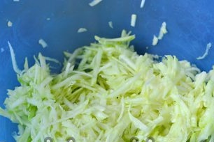 настържете тиквички