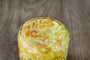 затворете бурканите с капак