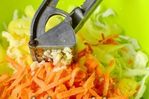 mix vegetables and add garlic