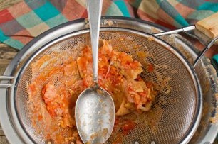 nuvalykite per sietą