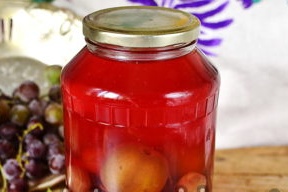 Задушени сливи и грозде