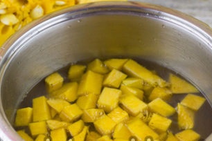 đổ nước vào bí ngô