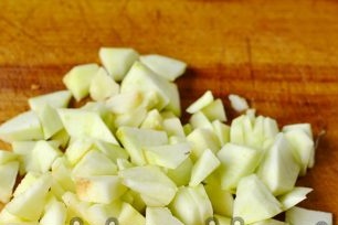 snij de appel in grote stukken en voeg toe aan andere producten