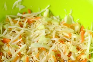 mix groenten, kneed met handen en voeg kruiden toe