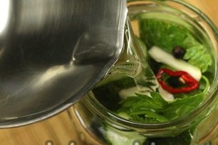 напълнете консервите с вода