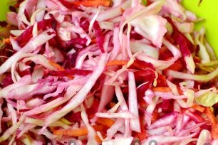 we interfere with all vegetables, preferably with our hands so that the vegetables let the juice