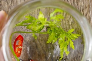 đặt gia vị dưới đáy lon