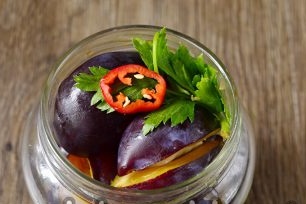 mận, tiêu và rau xanh