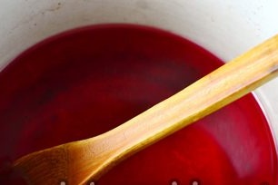 rút dịch truyền và nấu nước xốt