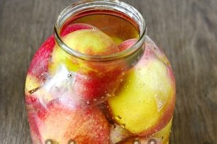 изсипете вода в консерви