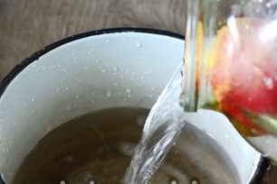 изсипете водата в тигана