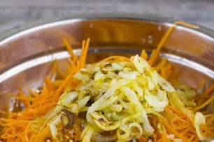 hành tây chiên và cà rốt