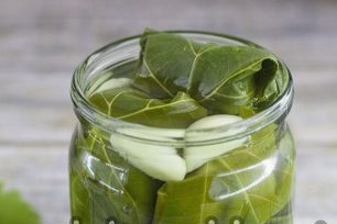 залейте краставиците с готов саламура